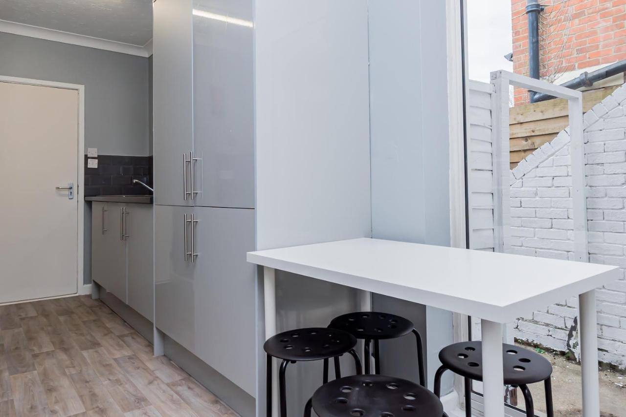 Shirley House 2, Self Catering Guest House, Self Check In, Smart Locks, 10 Min Walk To Southampton General, Aspire And Princess Anne Hospitals, Access To Fully Equipped Kitchen, Excellent Transport Links, Ideal For Longer Stays And Hospital Shifts Εξωτερικό φωτογραφία